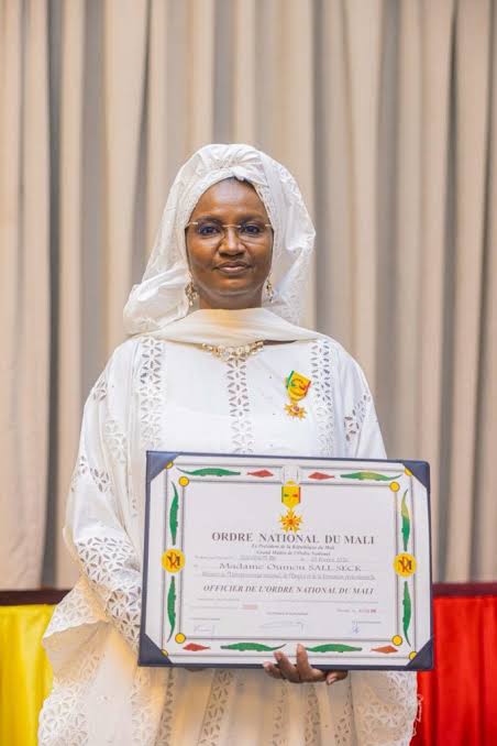 Mme Oumou Sall Seck recevant le diplôme d'Officier de l'Ordre National du Mali