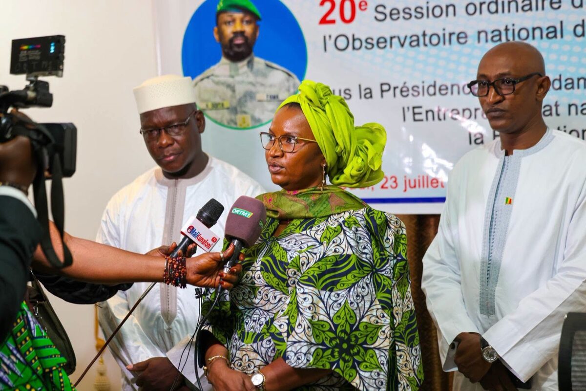 Madame Oumou Sall Seck, Ministre, s'exprime au micro devant le kakémono de la 20e session ordinaire du Conseil d'administration de l'ONEF