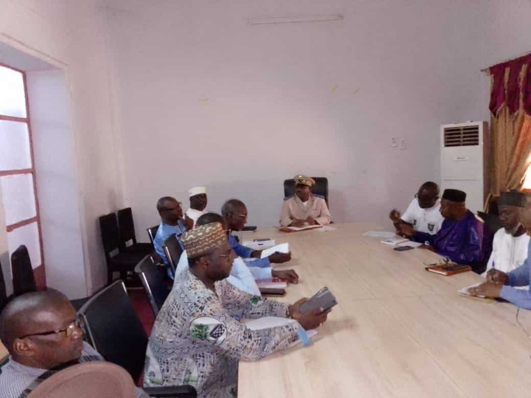 Séance de travail autour d'une table, présidée par une autorité régionale en tenue, avec les représentants des services : réunion du comité de pilotage régional du programme de stage à Ségou